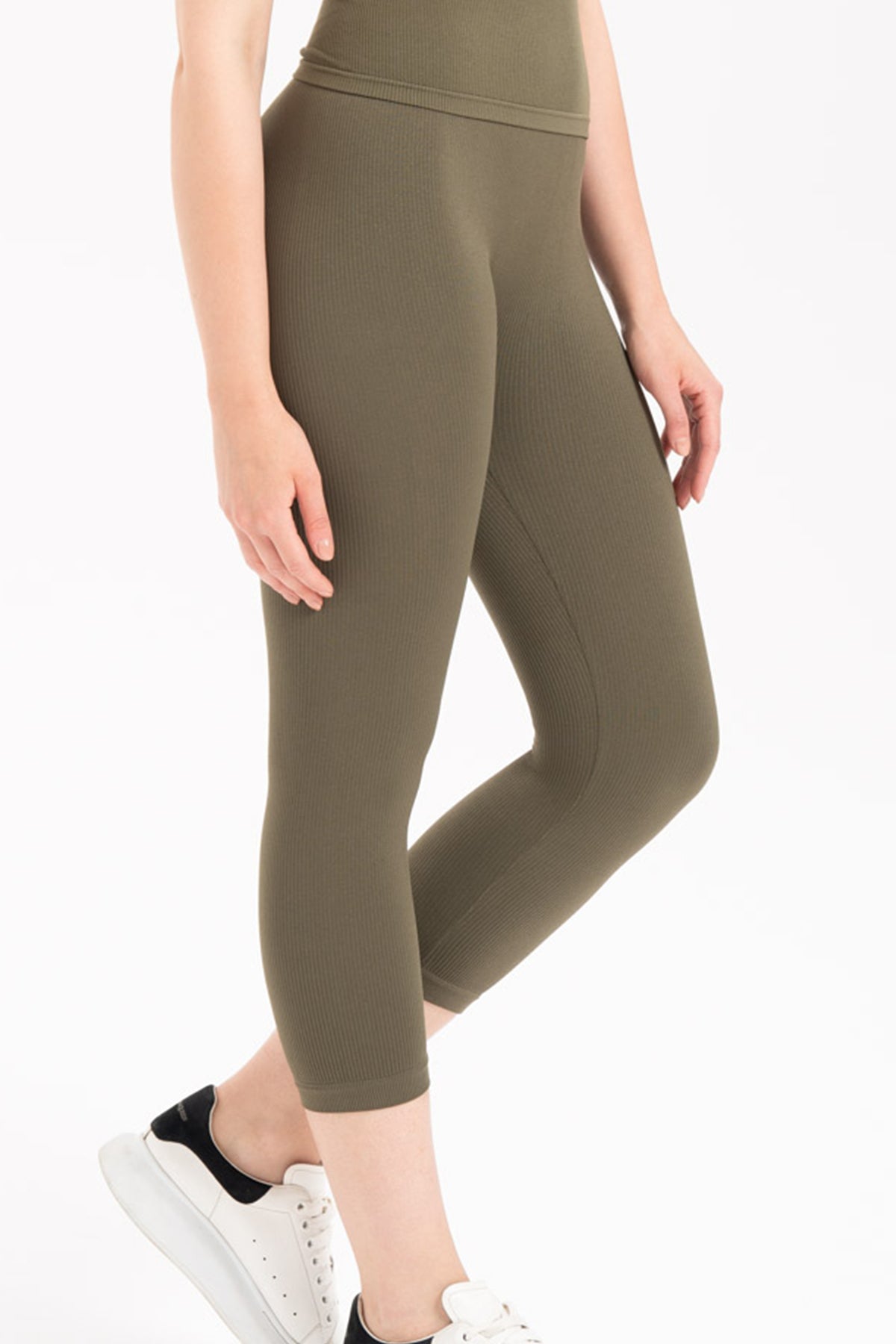 Kadın Dikişsiz Örme Fitilli Kapri Kısa Tayt 9006